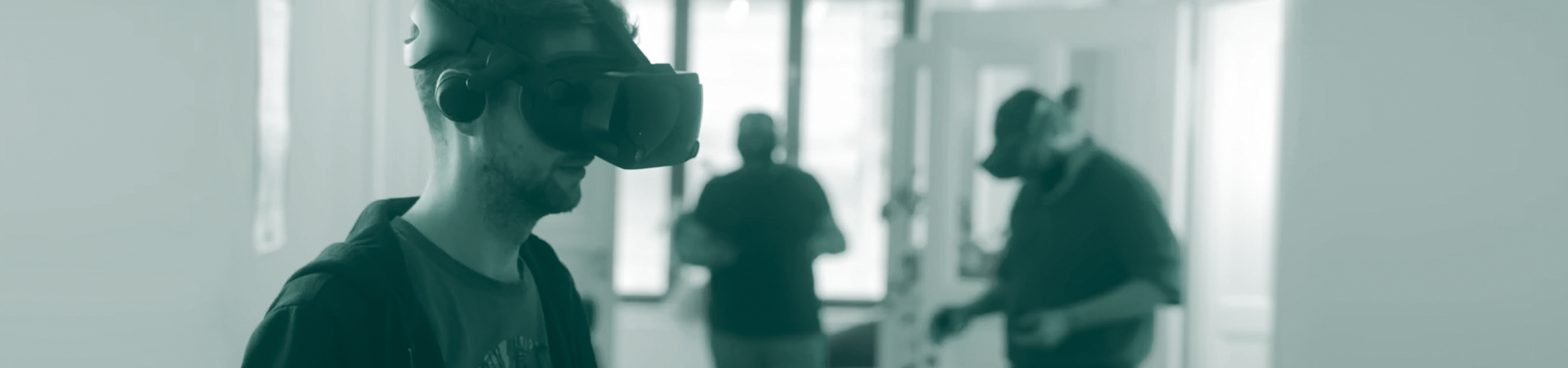 team-mit-vr-brillen Drei Personen mit VR Headset